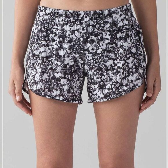 lululemon athletica Pants - Lululemon Women's Tracker 4” Short Size 8 Black and White Floral GUC With Liner